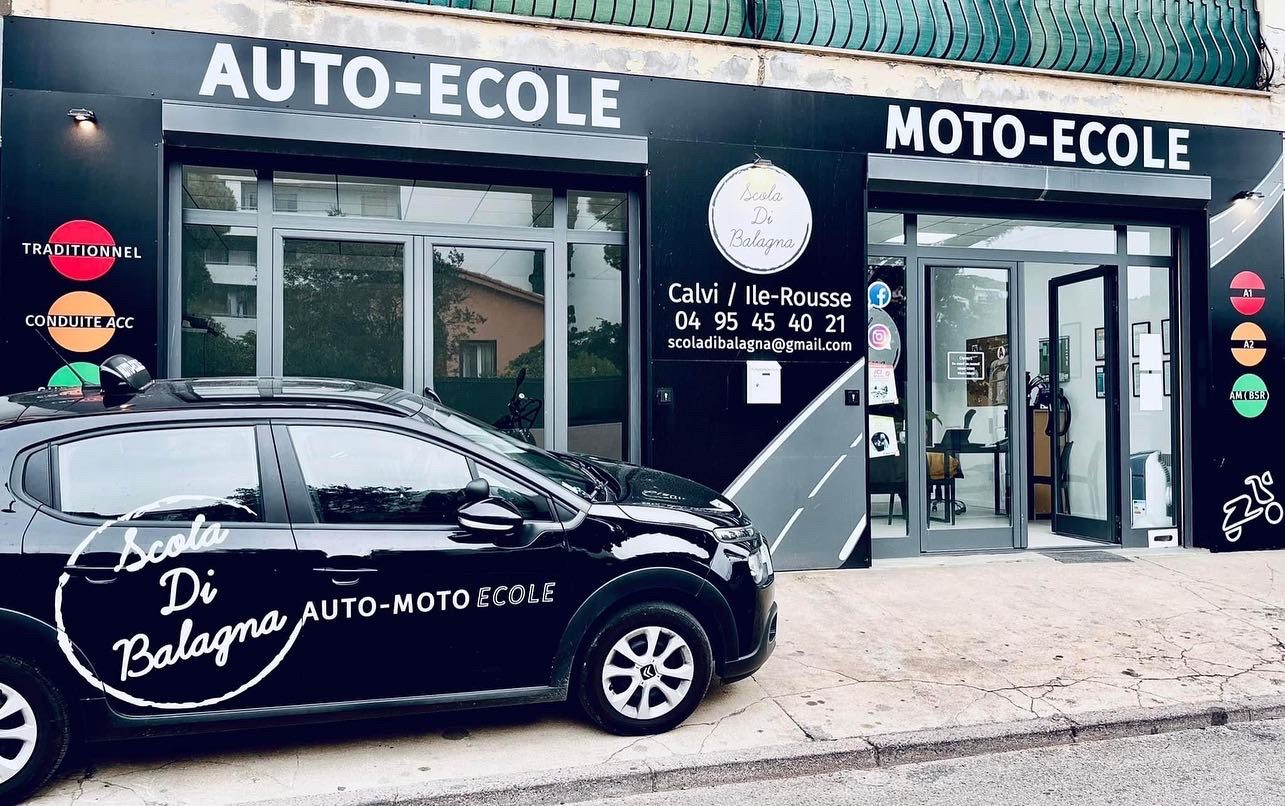 L'agence auto-école et moto-école Scola Di Balagna à Calvi, avec une voiture de l'auto-école devant