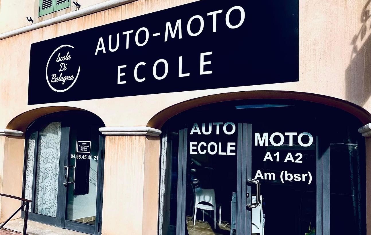La façade de l'agence Scola Di Balagna à L'Île-Rousse